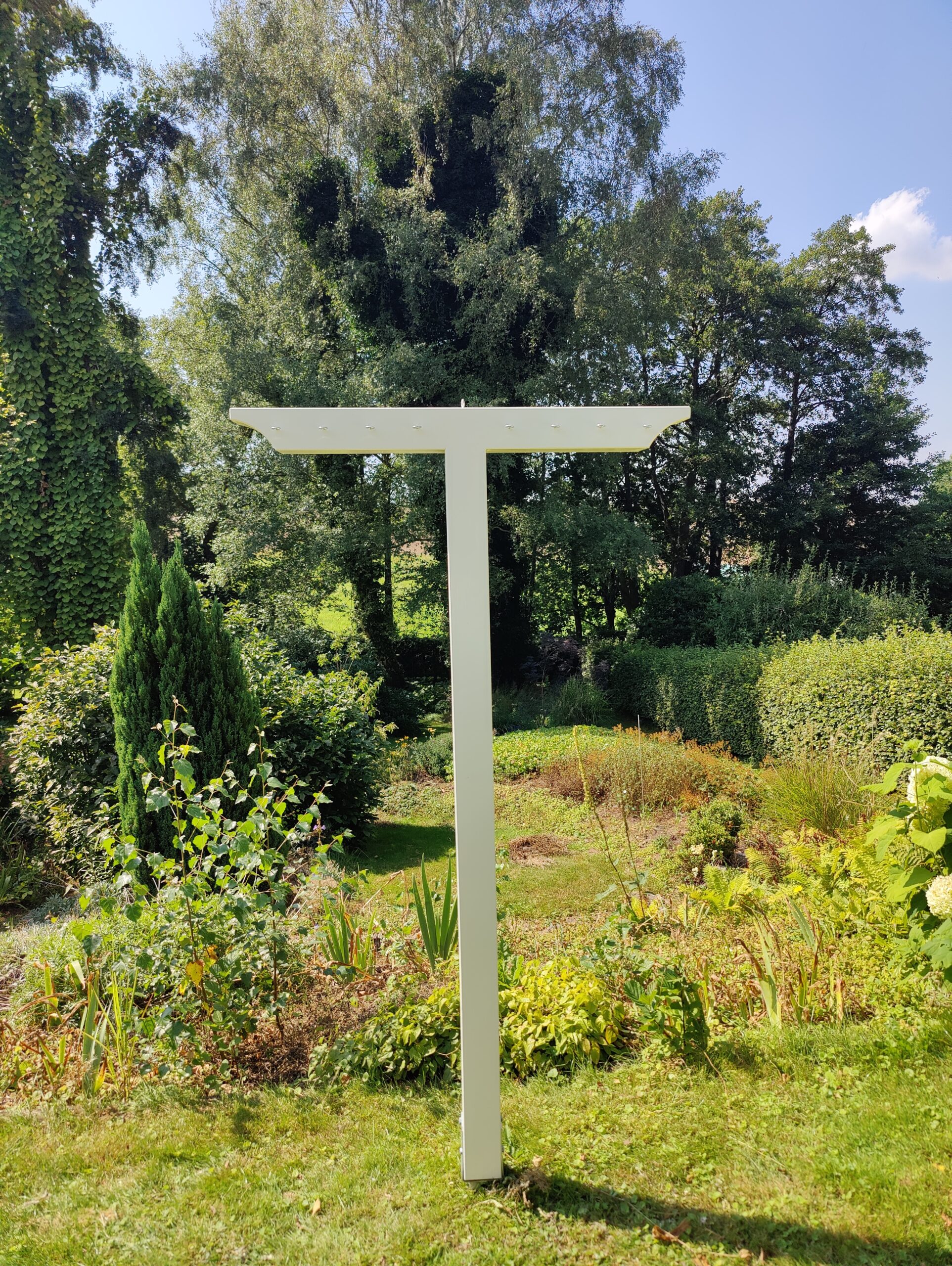 Torkställning i par, målad med krokar och rep.