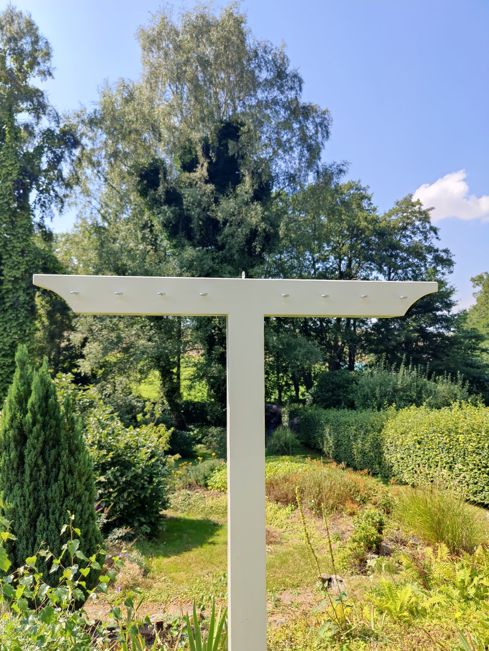 Torkställning i par, målad med krokar och rep.