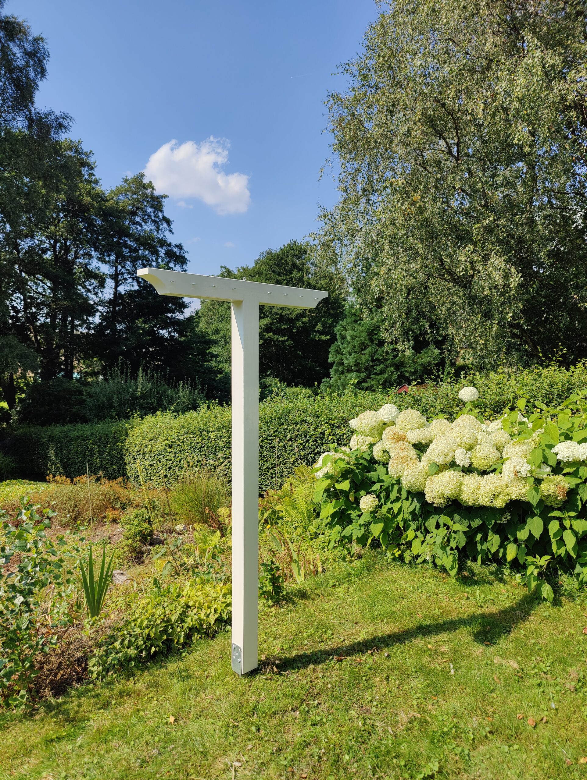 Torkställning i par, målad med krokar och rep.