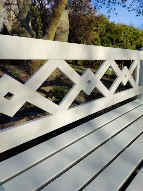 Vit trädgårdsbänk i furu – Nyckeln