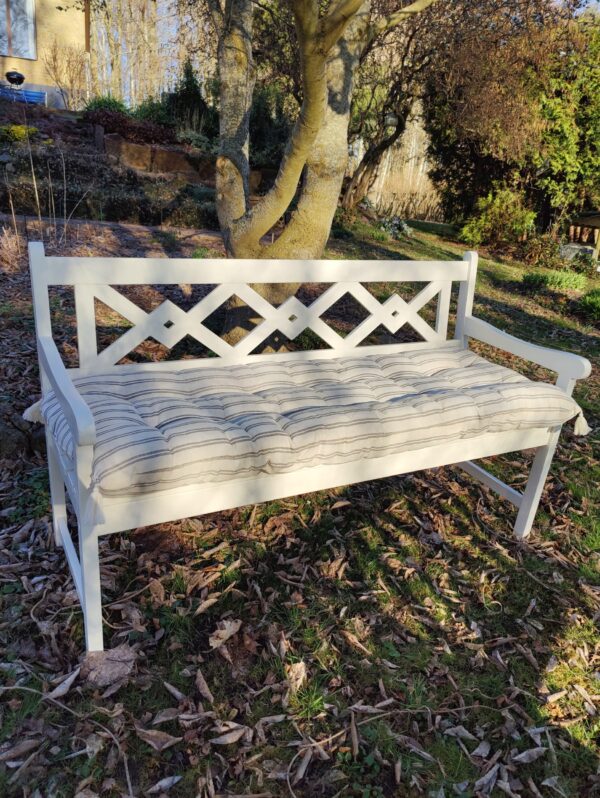Vit trädgårdsbänk i furu – Nyckeln