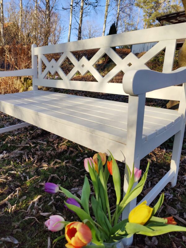 Vit trädgårdsbänk i furu – Nyckeln