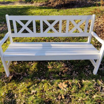 oplus_0 Vit trädgårdsbänk i furu – September