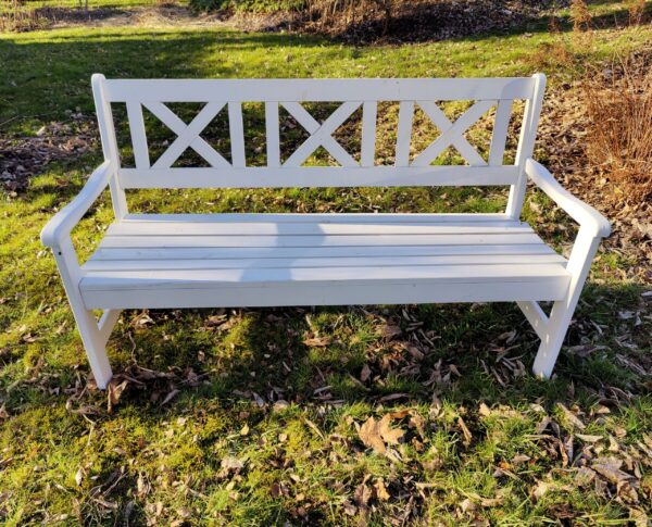 Vit trädgårdsbänk i furu – September