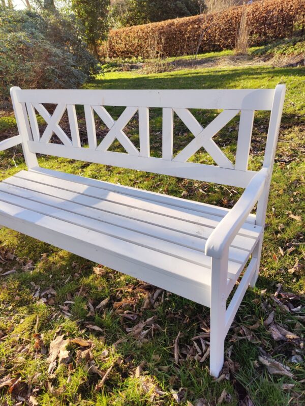 Vit trädgårdsbänk i furu – September