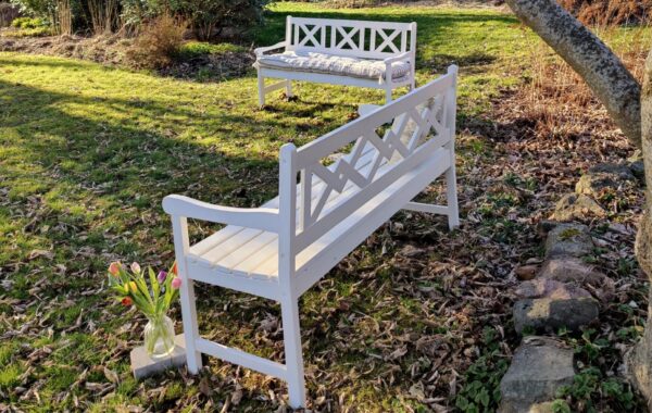 Vit trädgårdsbänk i furu – Nyckeln