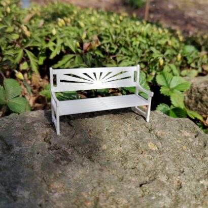 oplus_32 Vit trädgårdsbänk i furu – Soluppgång