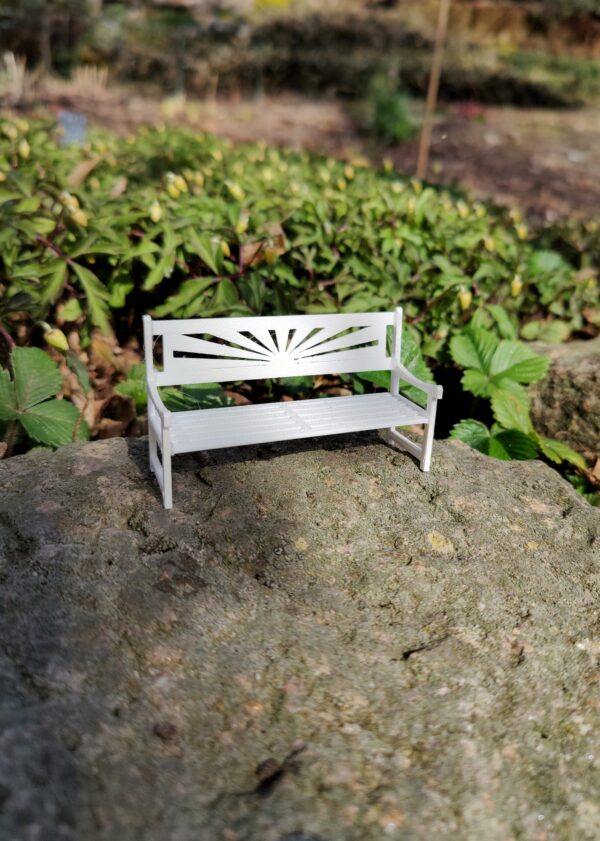 Vit trädgårdsbänk i furu – Soluppgång