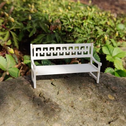 oplus_32 Vit trädgårdsbänk i furu – Medelhavet