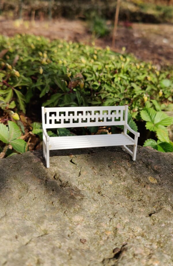 Vit trädgårdsbänk i furu – Medelhavet