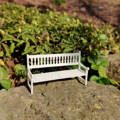 Vit trädgårdsbänk i furu – Stugan