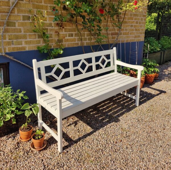 IMG20250613171804 Vit trädgårdsbänk i furu – Fönstret
