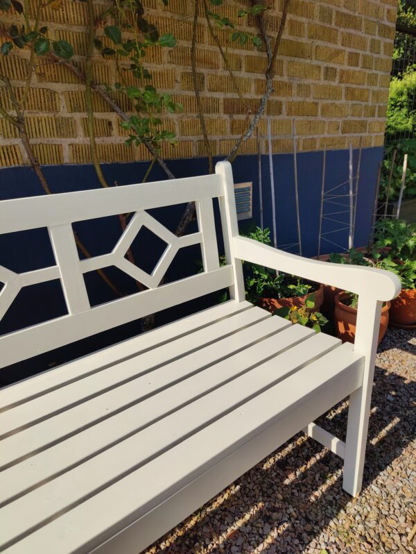 oplus_32 Vit trädgårdsbänk i furu – Fönstret