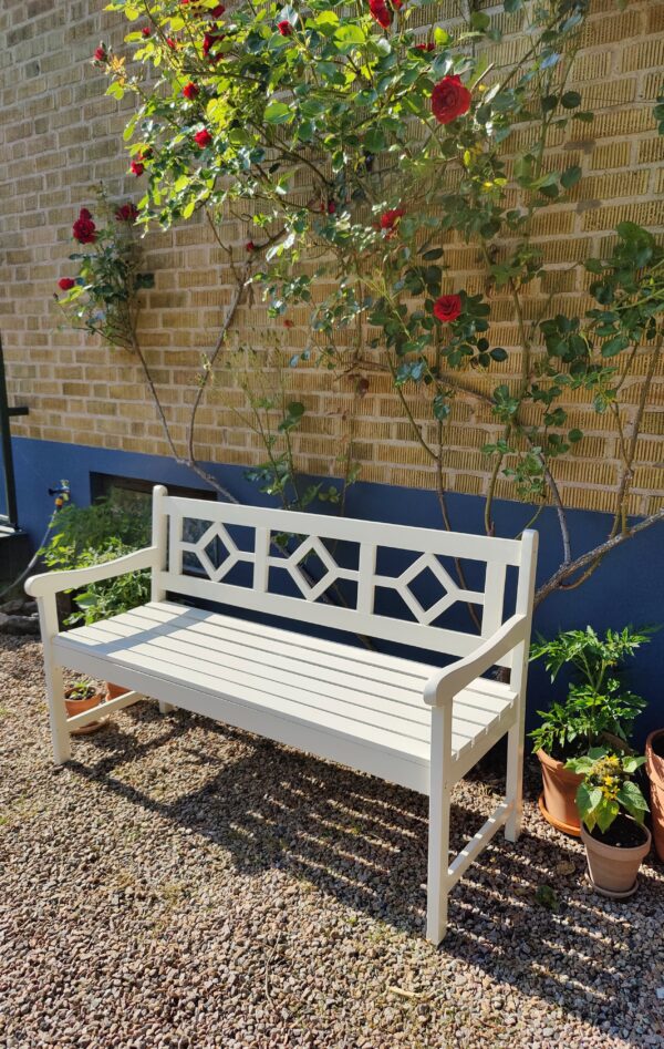 oplus_32 Vit trädgårdsbänk i furu – Fönstret