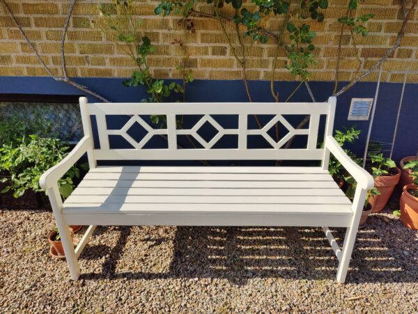 oplus_0 Vit trädgårdsbänk i furu – Fönstret