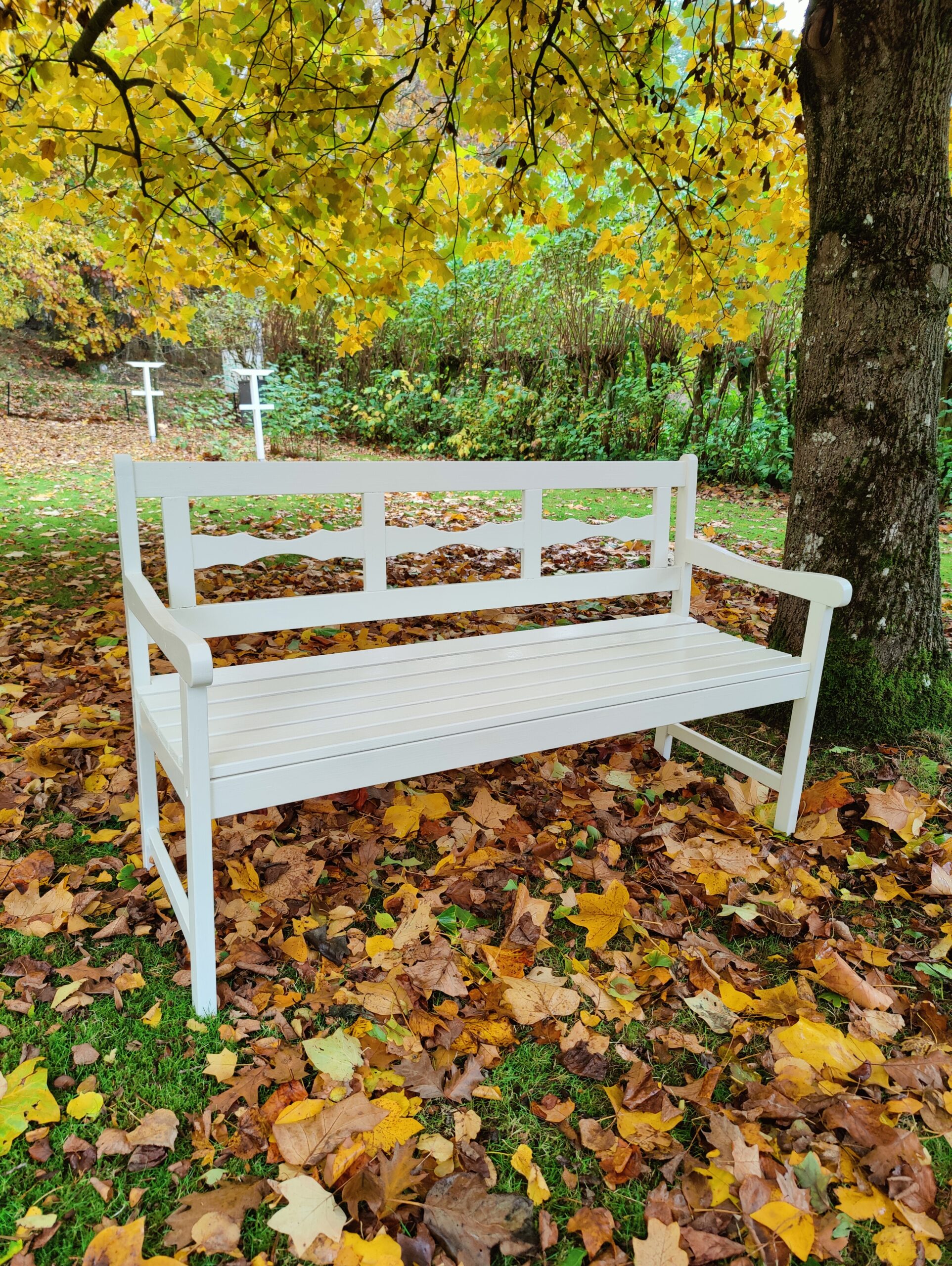 Vit trädgårdsbänk i furu – Ljuget