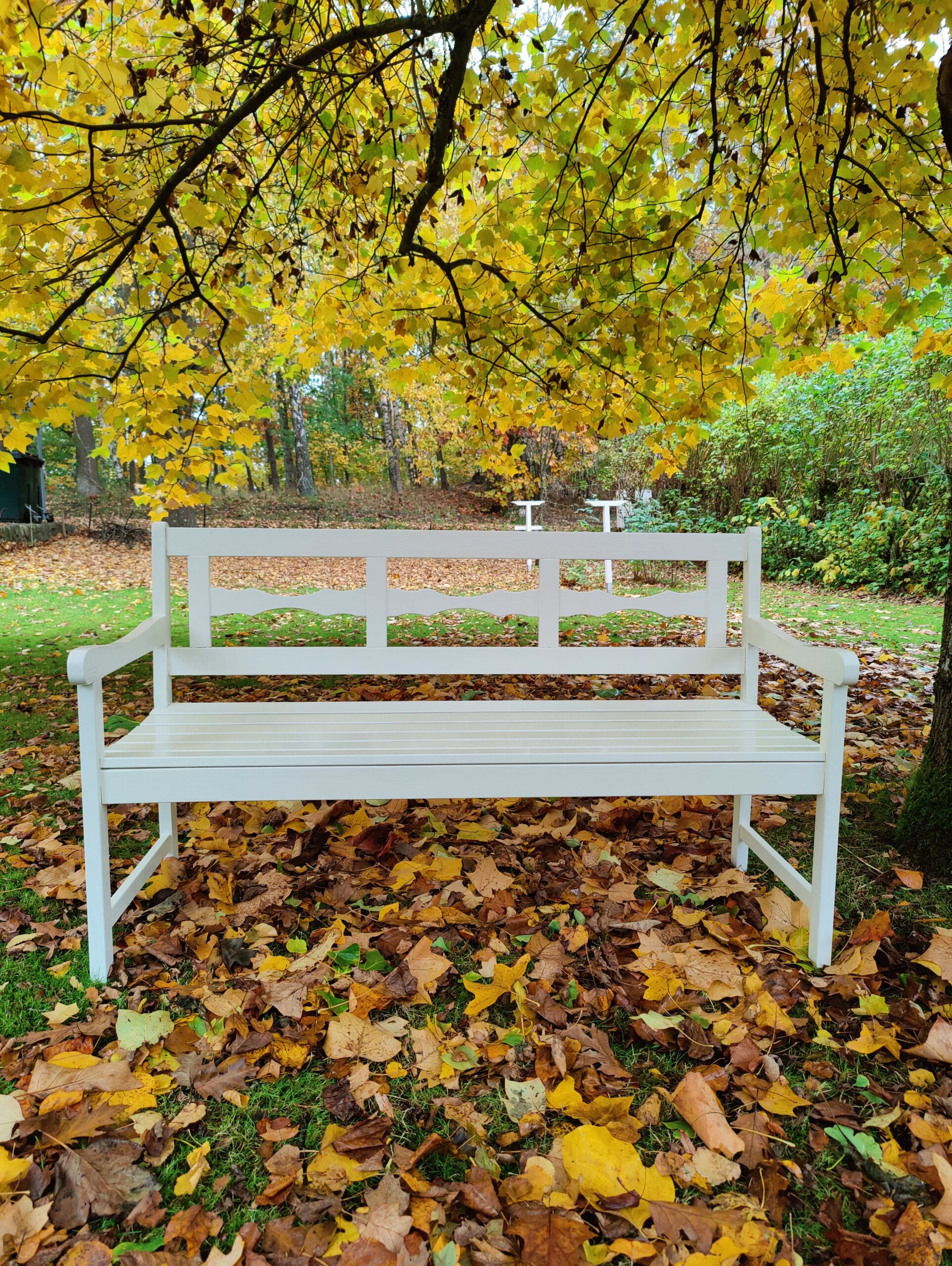 Vit trädgårdsbänk i furu – Ljuget