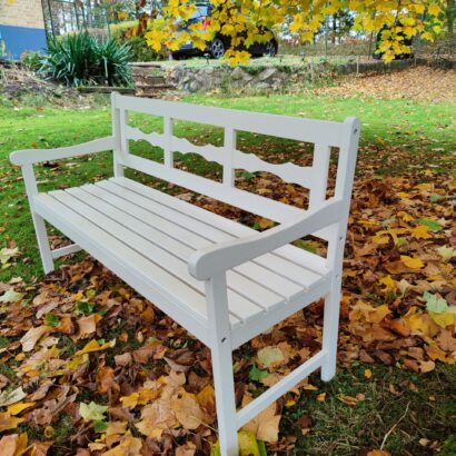 oplus_32 Vit trädgårdsbänk i furu – Ljuget