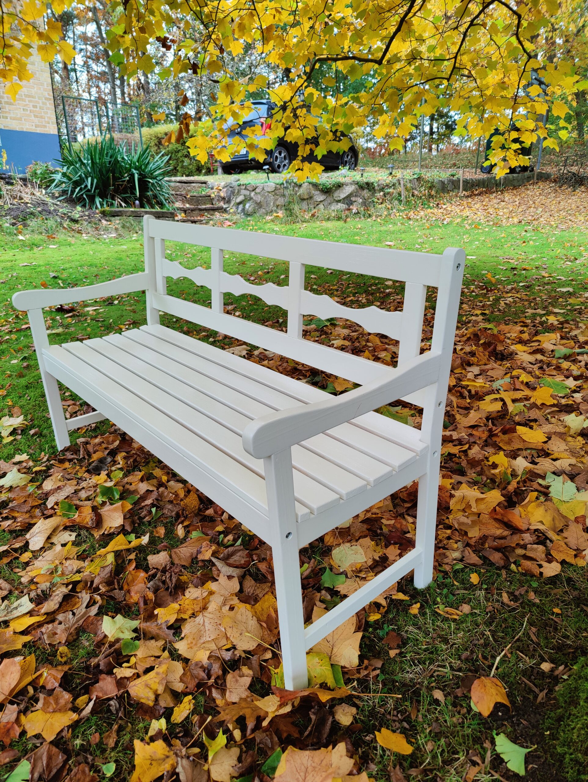 Vit trädgårdsbänk i furu – Ljuget