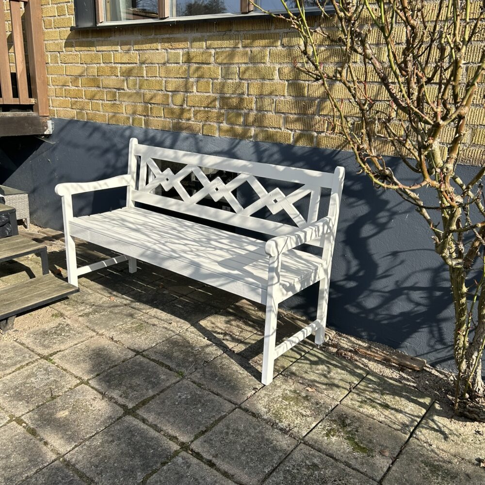 Vit trädgårdsbänk i furu – Nyckeln