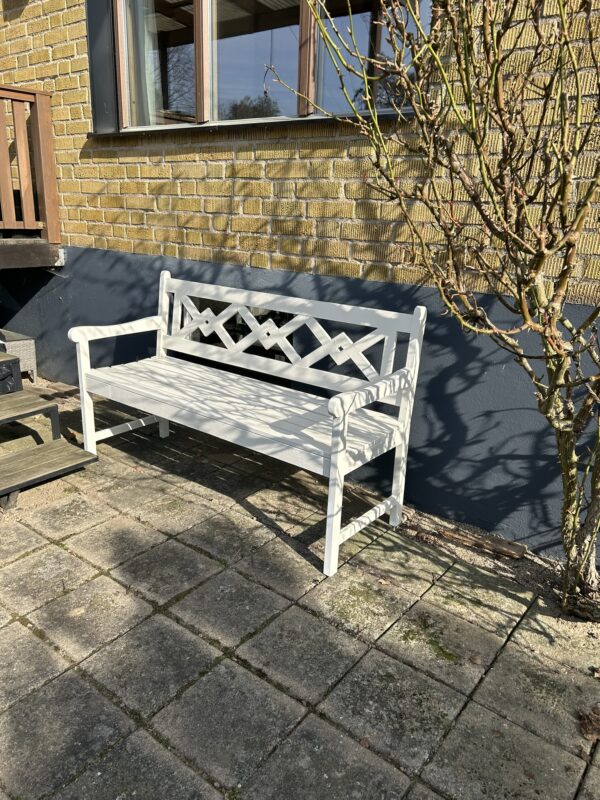 Vit trädgårdsbänk i furu – Nyckeln