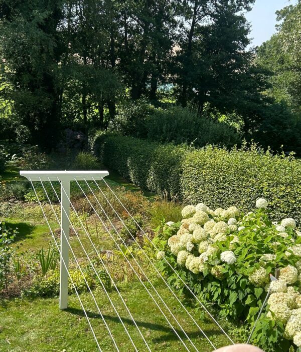 Torkställning i par, målad med krokar och rep.