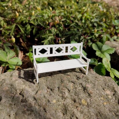 Vit trädgårdsbänk i furu – Cove Hill