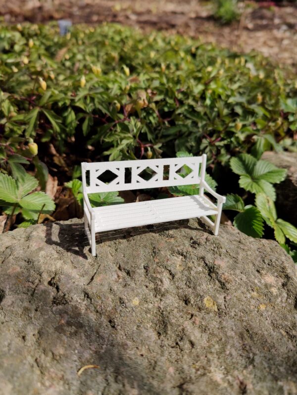 Vit trädgårdsbänk i furu – Cove Hill